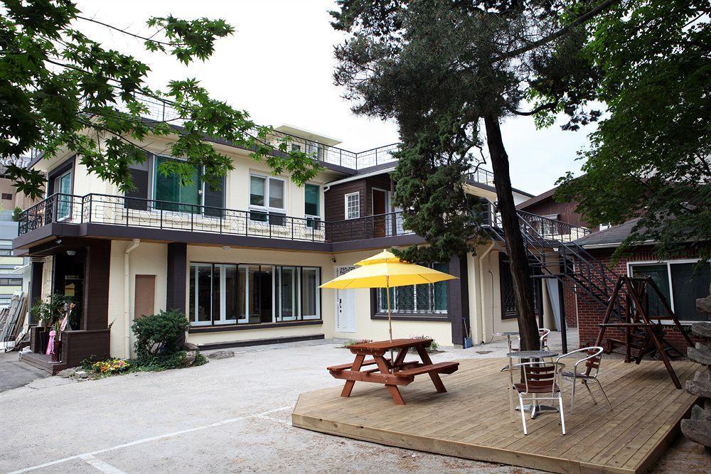 24 Guesthouse Namsan Garden Сеул Екстер'єр фото