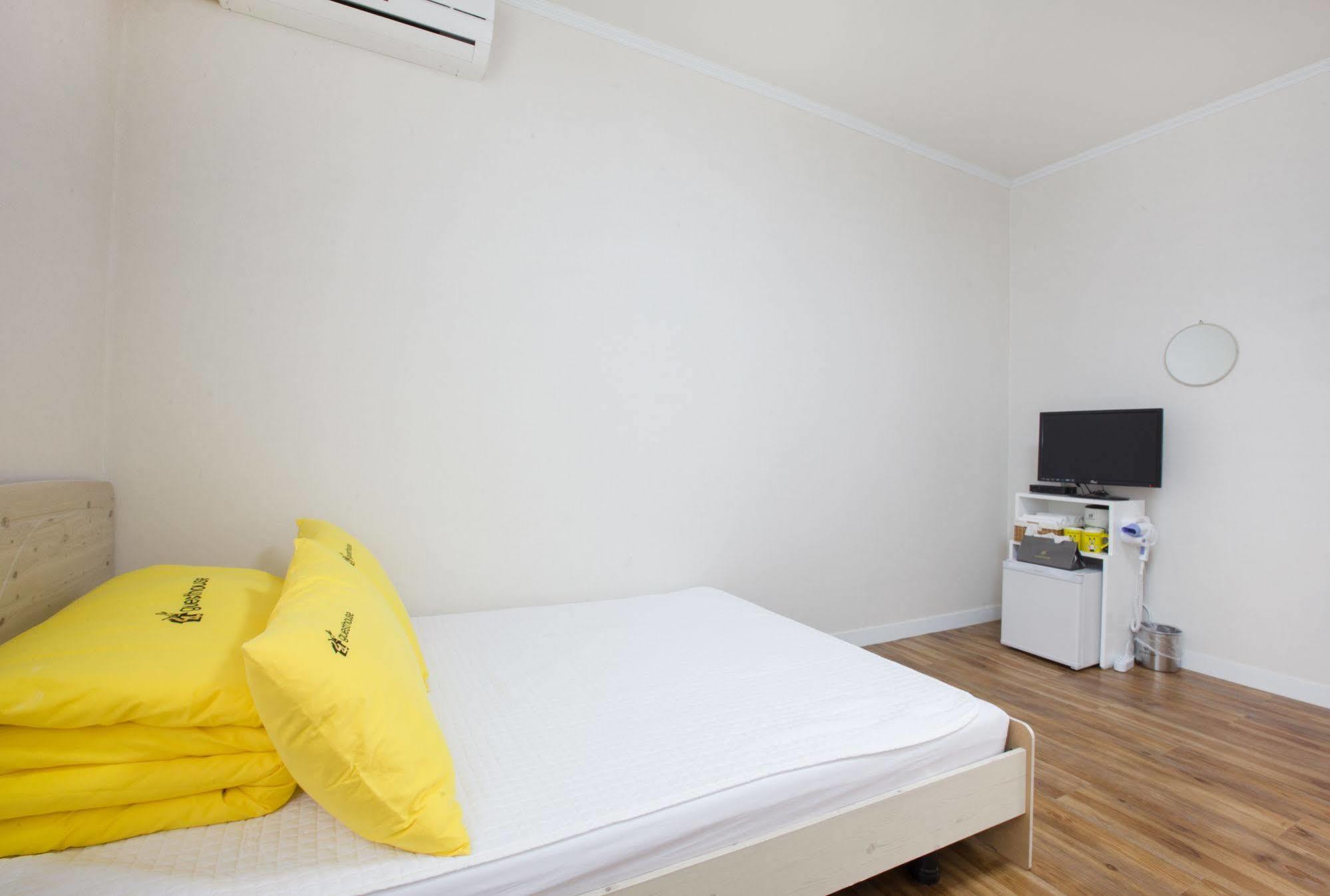 24 Guesthouse Namsan Garden Сеул Екстер'єр фото