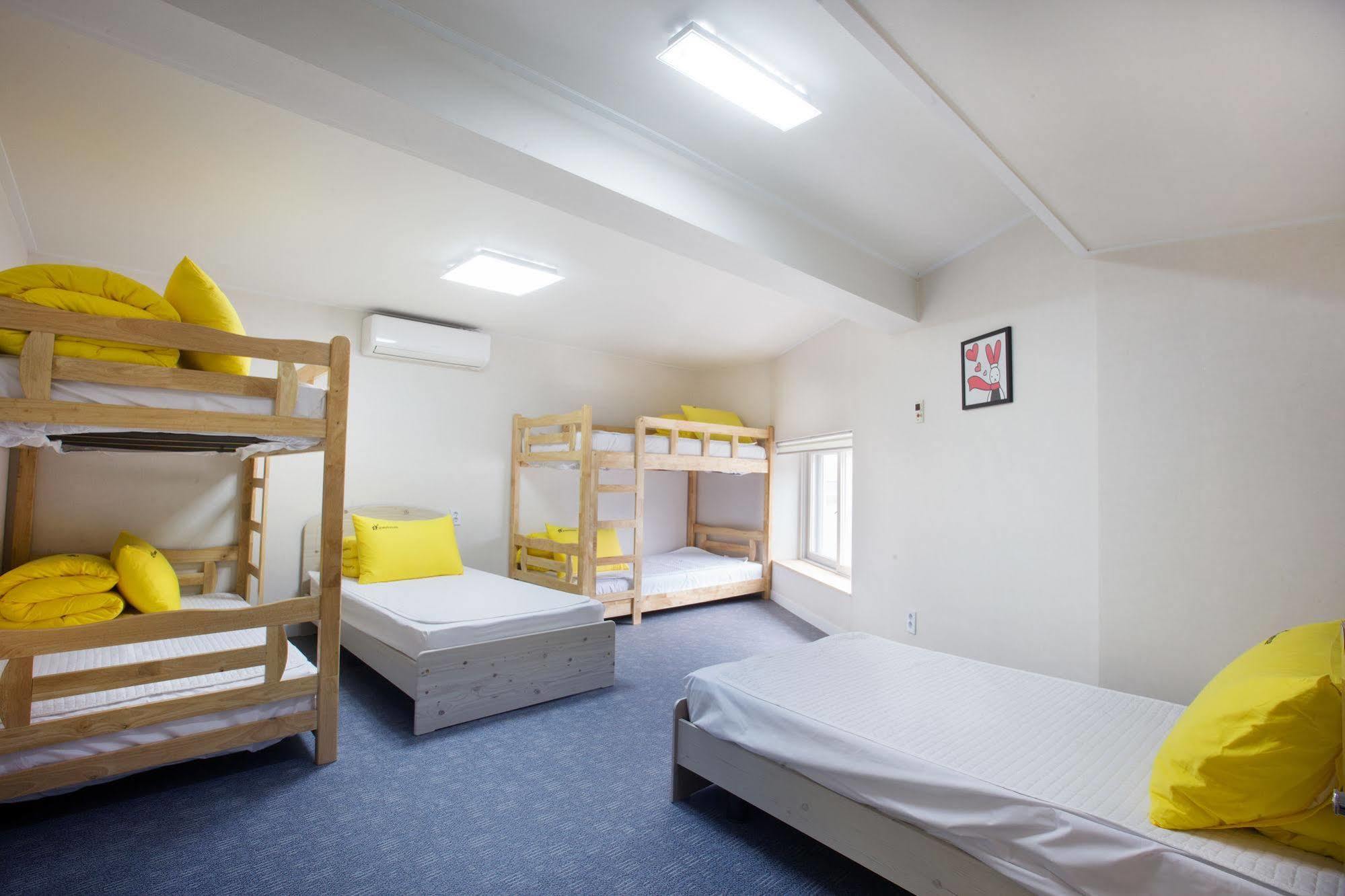 24 Guesthouse Namsan Garden Сеул Екстер'єр фото